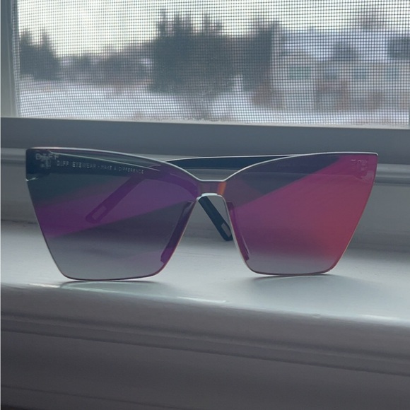 DIFF Goldie XS Sunglasses with Case